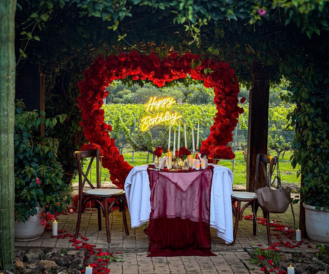 Corazón de rosas rojas con letrero Happy Birthday en viñedo