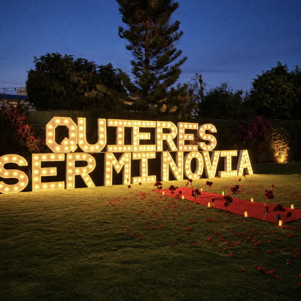 Letras gigantes iluminadas QUIERES SER MI NOVIA al atardecer